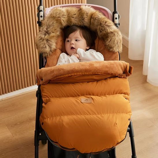 Bébé dans une Poussette avec chancelière polaire orange