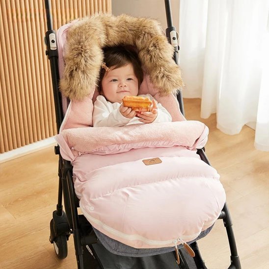 Poussette chancelière douceur garantie avec bébé bien au chaud