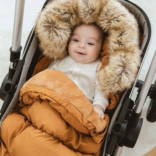 Bébé dans une poussette avec une chancelière douceur et sécurisante