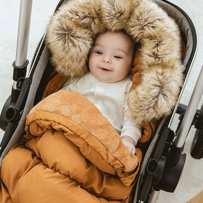 Bébé dans une poussette avec une chancelière douceur et sécurisante