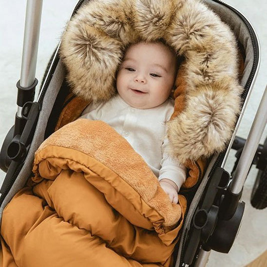 Bébé dans une poussette avec une chancelière douceur et sécurisante